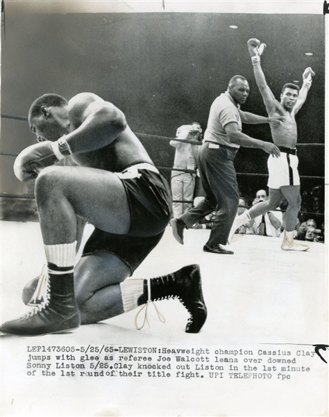 Cassius Clay Vs. Sonny Liston II (1965) Original 11x14 Wire Photograph