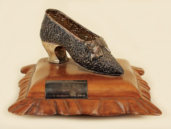 Elle Macphersons 1996 Michelangelo Shoe Award