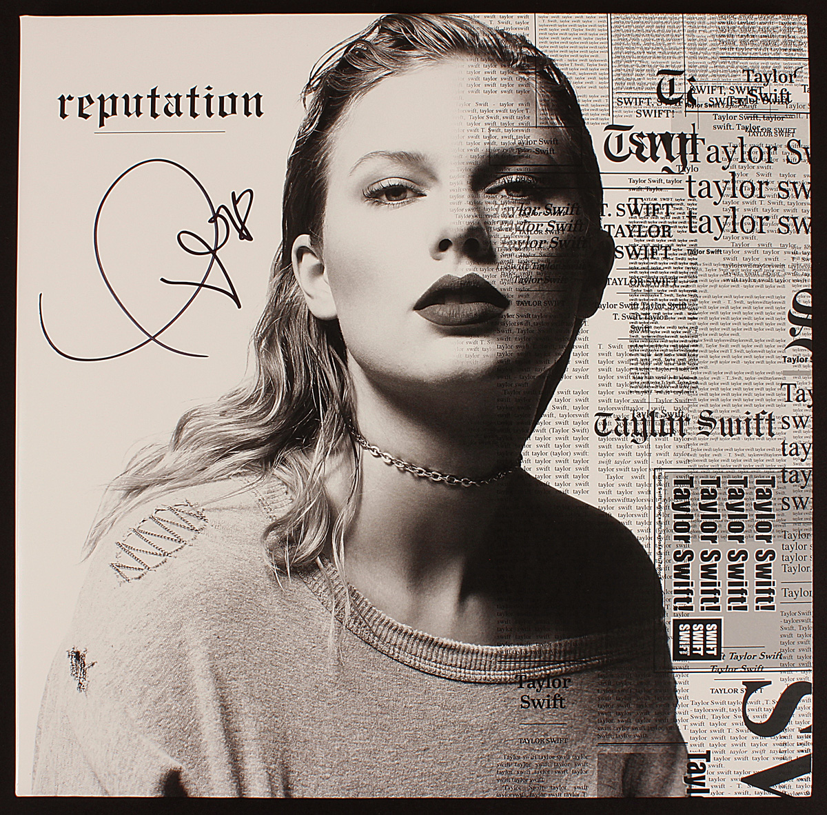 Taylor Swift Sends Signed Album
