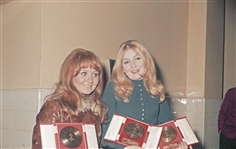 Mary Hopkin Owned 1969 Disc And Music Echo Award